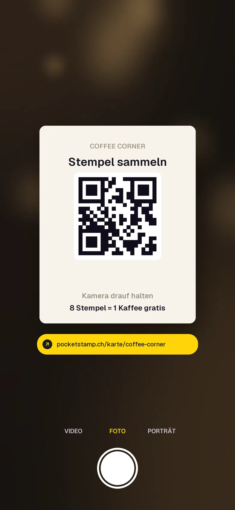 Die Kamera des Gasts erkennt den QR-Code auf dem Aufsteller
